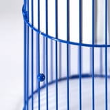 Jaula de metal azul con asa esférica.