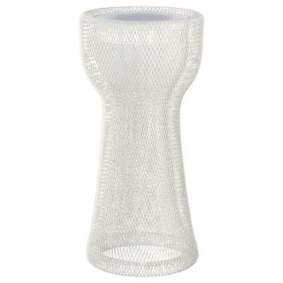 Lámpara blanca SOLVINDEN. Diseño elegante y cilíndrico con un intrincado patrón de malla. Fabricado en plástico abs y acero.
