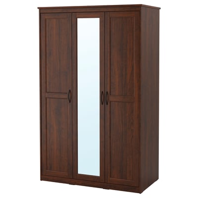 Un armario SONGESAND de color marrón oscuro con puertas de espejo, con diseño clásico de paneles y estantes ajustables.