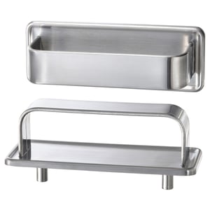 Dos accesorios de cocina de acero inoxidable: un asa rectangular larga y una bandeja pequeña con dos patas, diseñada para un aspecto moderno y retro.