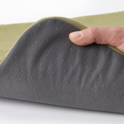 Un cojín STAGGSTARR de color verde claro con una forma lisa y rectangular. Tiene un diseño cómodo y acolchado para mayor soporte del asiento.