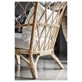 Silla de mimbre, color natural. Diseño intrincado, sensación al aire libre. Ligeros, cómodos, elaborados con delicadas curvas.