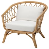 Sillón STOCKHOLM 2017: ratán natural, cojín blanco, diseño curvo.