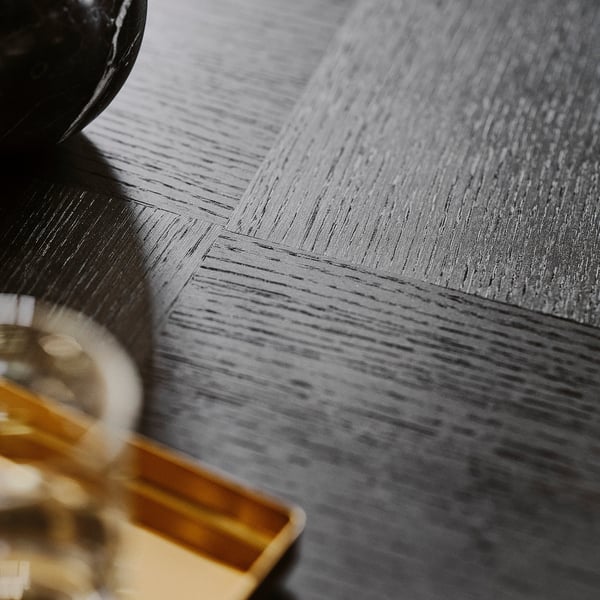 Primer plano de una mesa de madera de alta calidad, que muestra intrincados patrones de vetas y un acabado suave.