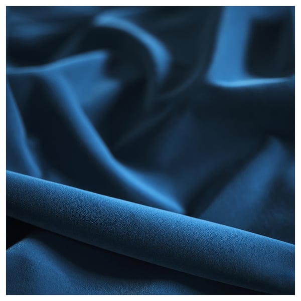 Tela de terciopelo azul en primer plano, mostrando una textura suave y un color rico. Destaca la profundidad y la calidad.