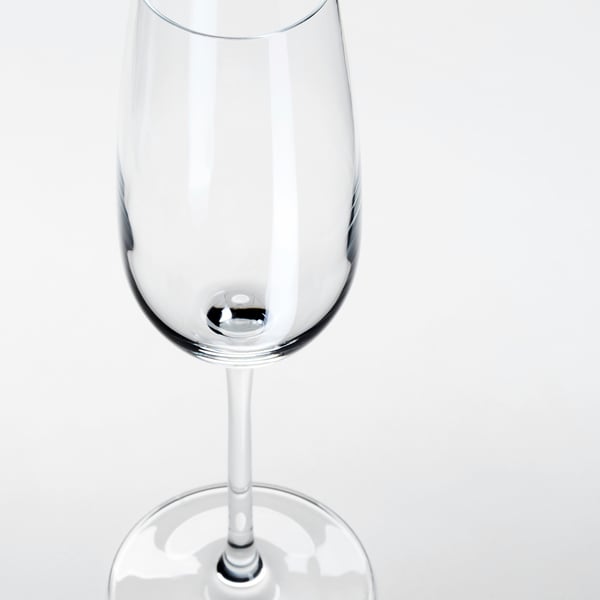 Copa de vino transparente con tallo largo, acabado liso, sobre fondo blanco. Material cristalino, que refleja la luz con elegancia.