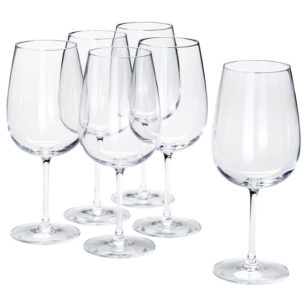 Seis copas de vino de cristal SORSININT, claras, de tallo largo, altas, agrupadas sobre fondo blanco.