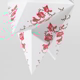 Una hermosa pantalla de amarilis roja de diseño intrincado. Papel y metal de alta calidad, ideales para una iluminación cálida y acogedora del hogar.