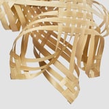 La pantalla de bambú tejido, hecha a mano con un diseño intrincado, emite una luz cálida y acogedora, ideal para habitaciones acogedoras.