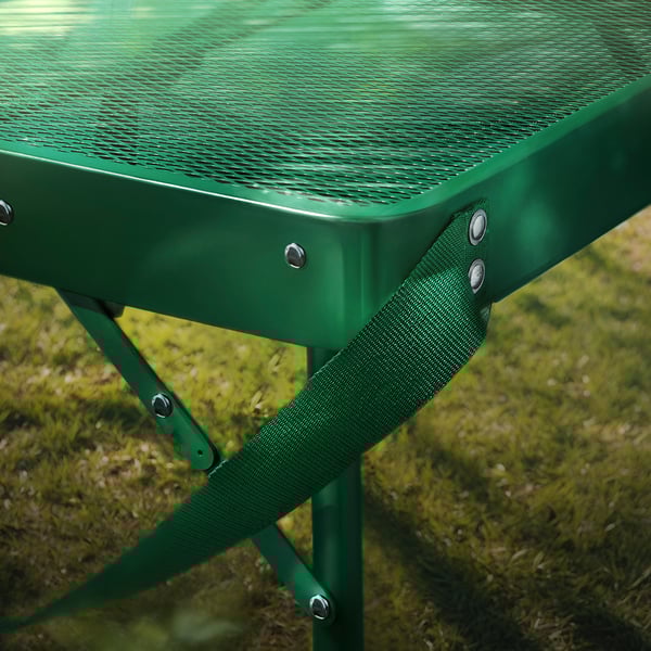 Mesa de malla metálica verde con correas ajustables, ideal para uso en exteriores.