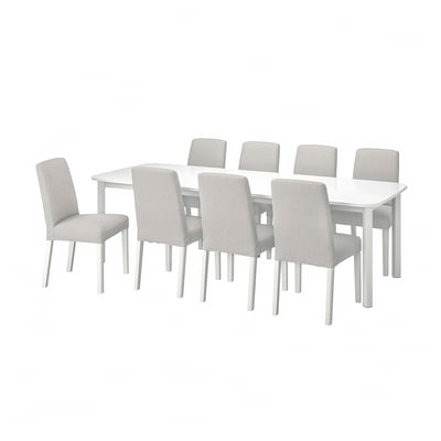 El juego de comedor blanco STRANDTORP incluye una mesa rectangular, 7 sillas de tela gris claro, un diseño elegante, una construcción robusta de madera y metal.