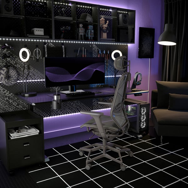 Configuración de juego moderna con luces moradas, silla STYRSPEL, monitores duales, luces anulares y altavoces.