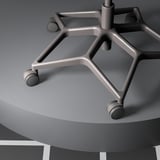 Sillas gaming Styrspeel con base gris oscuro con ruedas giratorias, diseñadas para la estabilidad y el movimiento.