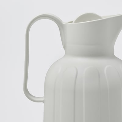 Matraz de vacío blanco TAGGÖGA, diseño elegante, alto con ranuras verticales, mango cómodo.