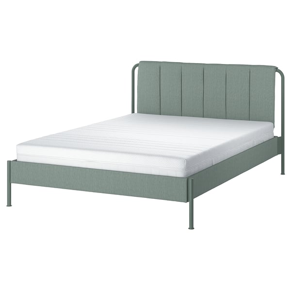 Cama moderna de metal gris verdoso con cabecero a rayas.