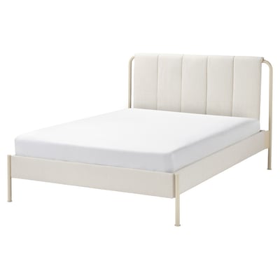 Cama minimalista moderna, tapicería blanca y estructura metálica. Cabecero alto, líneas limpias.