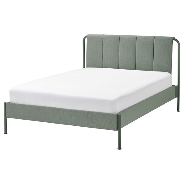 Cama TÄLLÅSEN moderna: gris verdoso, metal, cabecero de felpa, líneas limpias, sábana blanca.