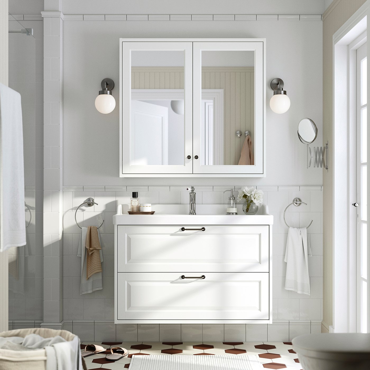 Tocador de baño TÄNNFORSEN blanco con bordes biselados, dos cajones, lavabo de cerámica, espejo grande y apliques.