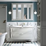 Mueble de baño TÄNNFORSEN gris con puertas de espejo, lavabo, accesorios de plata, luces, bañera, espejo grande, suelo a cuadros