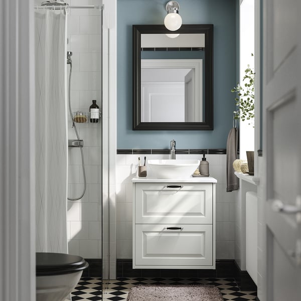 Tocador TÄNNFORSEN blanco con lavabo, espejo, ducha y almacenamiento.