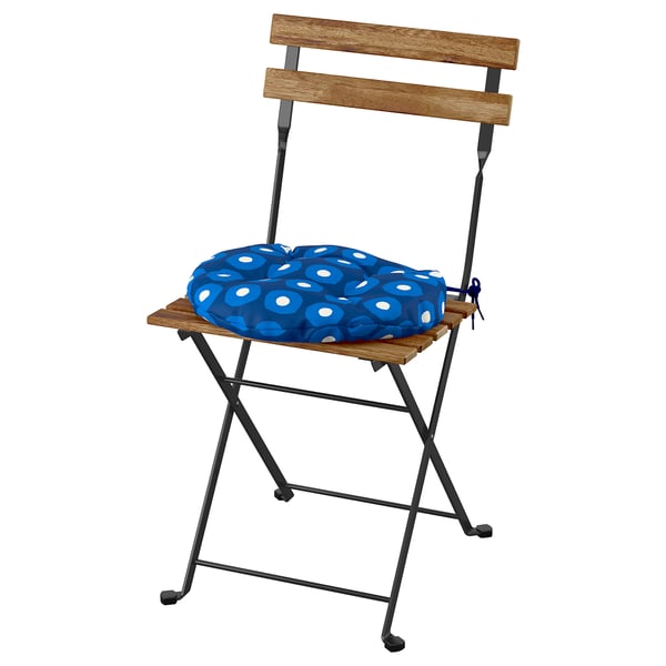 Silla de madera acolchada azul; Asiento y respaldo rectangulares, patas de metal negro.