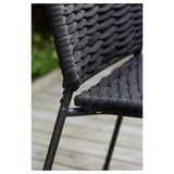 Silla de comedor de exterior negra con asiento y respaldo de cuerda tejida, estructura de metal.