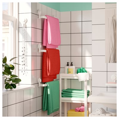 Un toallero extensible TISKEN blanco con un diseño elegante, que utiliza ventosas para el montaje en la pared.