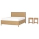 Cama y mesitas de noche de madera en roble claro, diseño sencillo. La cama tiene cabecera alta y 4 cajones; Las mesitas de noche tienen 1 cajón cada una.