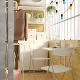 Cocina moderna con azulejos amarillos, mueble blanco TORPARÖ, camisa de rayas y luces colgantes.