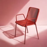 Silla de exterior TORPARÖ roja, diseño elegante y perforado, metal y plástico, compacta pero resistente.