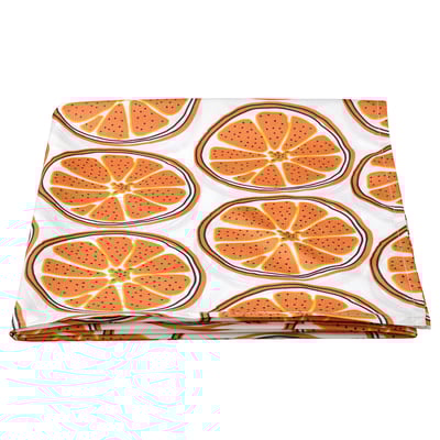 Mantel con estampado de rodajas naranjas dobladas, vibrante sobre blanco, material de poliéster reciclado.