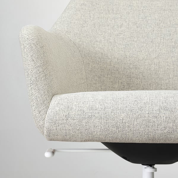 Primer plano de una silla de oficina moderna y bien acolchada con un diseño elegante y un tejido duradero, que ofrece comodidad y apoyo.
