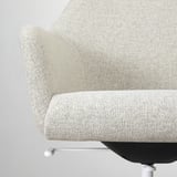 Primer plano de una silla de oficina moderna y bien acolchada con un diseño elegante y un tejido duradero, que ofrece comodidad y apoyo.