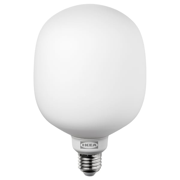 Bombilla led blanca esmerilada de Ikea TRÅDFRI, forma de cristal esférico para una iluminación inteligente.