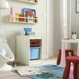 Mueble de almacenaje para niños, TROFAST, blanco y azul, plástico y madera. Múltiples cajones y una parte superior abierta. Posicionado bajo, adecuado para usuarios pequeños.
