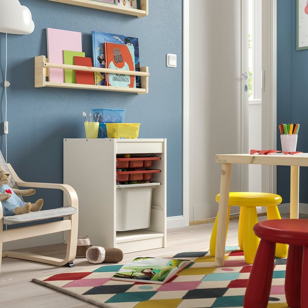 Sala de juegos botánica con almacenamiento TROFAST: juguetes, libros y suministros blancos, de madera y coloridos.