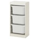 Un mueble de almacenamiento TROFAST de color blanquecino con tres cubos de plástico blanco. Tiene un diseño moderno y minimalista con un marco de madera.