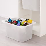 Caja de coches de juguete multicolores en contenedor blanco, que muestra una solución de fácil almacenamiento.