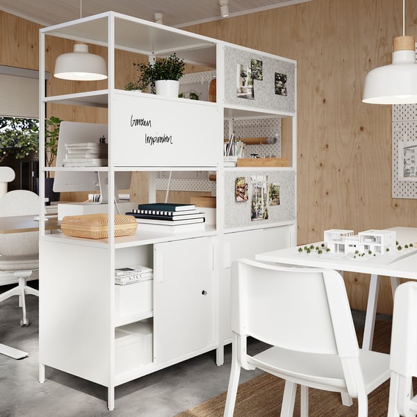 Espacio de trabajo moderno Armario blanco TROTTEN con estantes abiertos, cajones y una configuración de ordenador, perfecto para una oficina en casa minimalista.