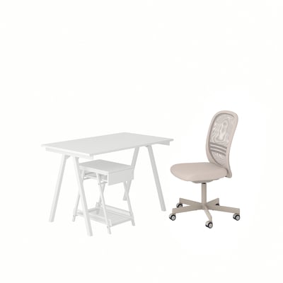 Configuración minimalista de escritorio y silla: escritorio TROTTEN, blanco; Silla Flintan, de color beige, con respaldo y ruedas de malla.