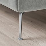 Cama moderna con pata de metal pulido y cabecero tapizado en gris.