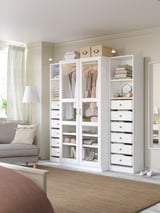 Armario blanco TYSSEDAL con puertas de cristal, ropa organizada, diseño clásico.