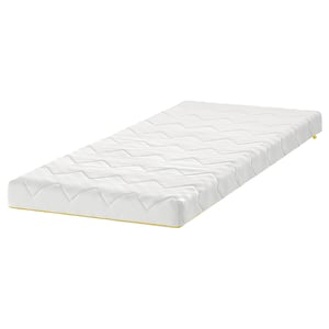 Un colchón junior UNDERLIG blanco con superficie acolchada. Es rectangular y tiene un diseño de cremallera seguro para niños.