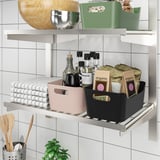 Estantería de cocina con cajas UPPDATERA que almacenan varios artículos, organizados y de fácil acceso, manejando cosas pequeñas de manera eficiente.