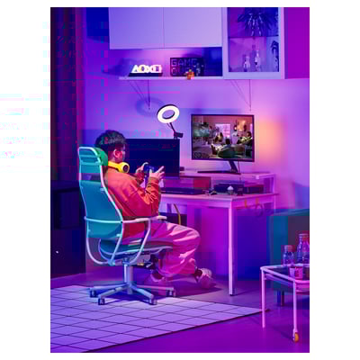 La mesa de juego UTVISNING tiene una tapa de madera ligera, patas de metal, altura ajustable y correas amarillas para la gestión de cables.