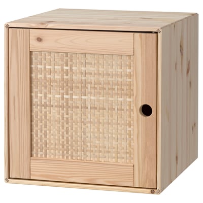VÄLJARE: armario cubo de madera natural con puerta tejida, de color claro, rectangular y diseño sencillo.