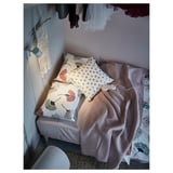 Cama con colcha y almohadas VÅRELD, rosa claro y blanco con diseños florales y de lunares, algodón suave.