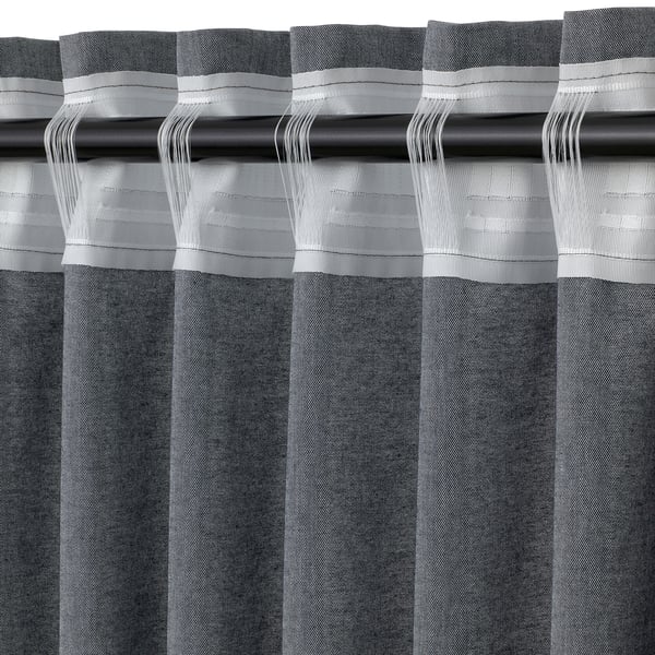 Primer plano de cortinas de rayas grises. Tela texturizada, rayas horizontales y cabeza superior blanca.