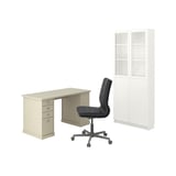 Configuración de la oficina en casa: escritorio beige, silla negra, estantería blanca.