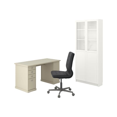 Configuración de la oficina en casa: escritorio beige, silla negra, estantería blanca.